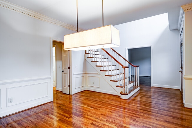 Building Photo - 60 Ravenwood Hills Cir