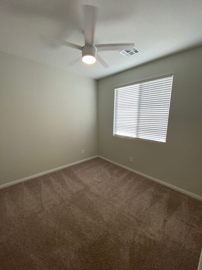 Building Photo - AMERICANA Property Mgmt - 3beds - 2 1/2baths Newly Townhouse in Henderson.