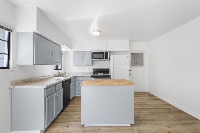 Building Photo - 1087 Park Ave