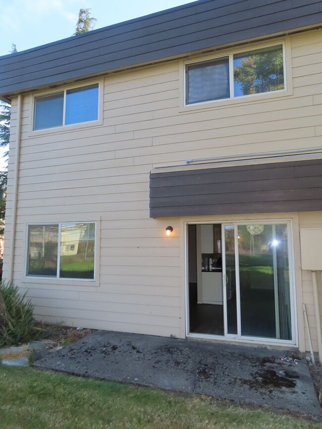 Building Photo - PRICE DROP! 3 Bed/ 1.5 Bath Townhouse in G...