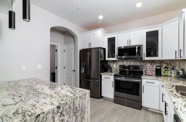 Building Photo - 2726 S Equestrian Dr