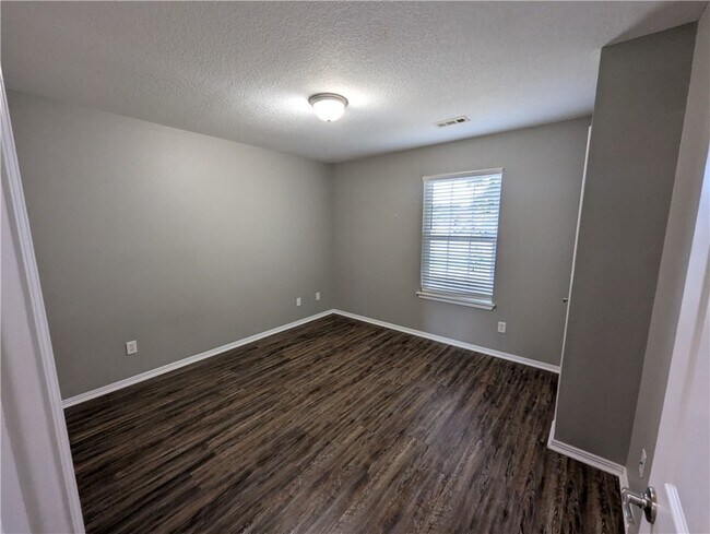 Building Photo - 802 Ash Ct