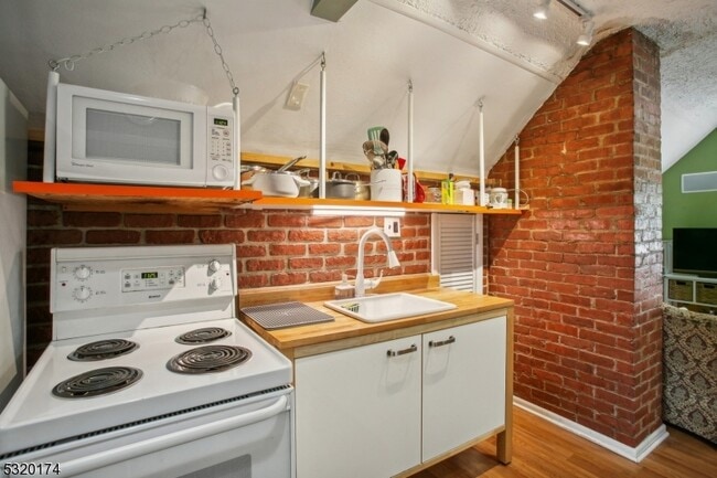 Building Photo - 16 Henry St