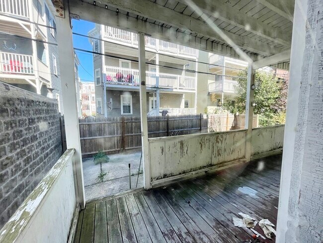 Building Photo - 18 Romsey St