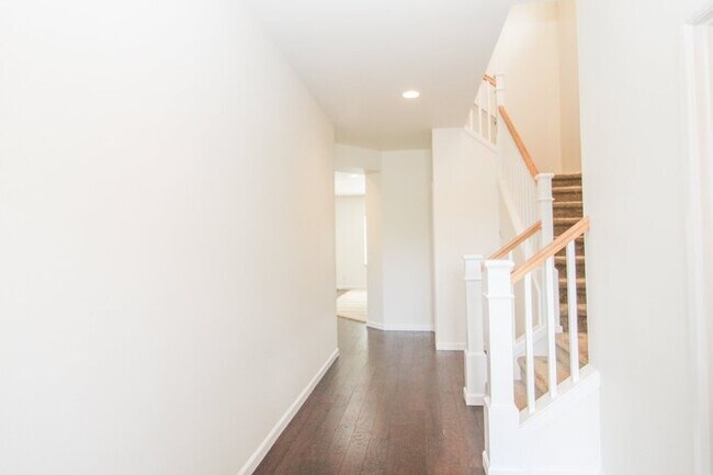 Building Photo - Spacious Rental! 3bed 3bath 2039sf 2 Car Garage A/C + Bonus Room