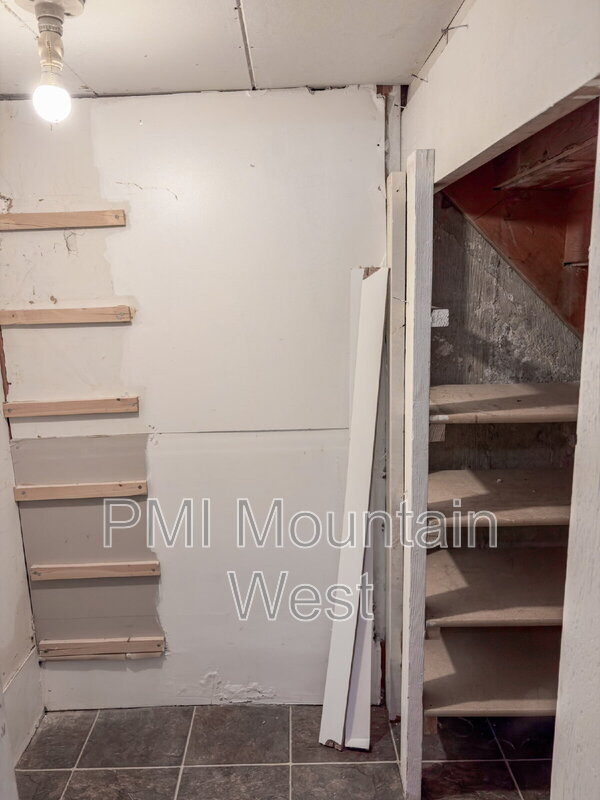 Building Photo - 282 E 650 N