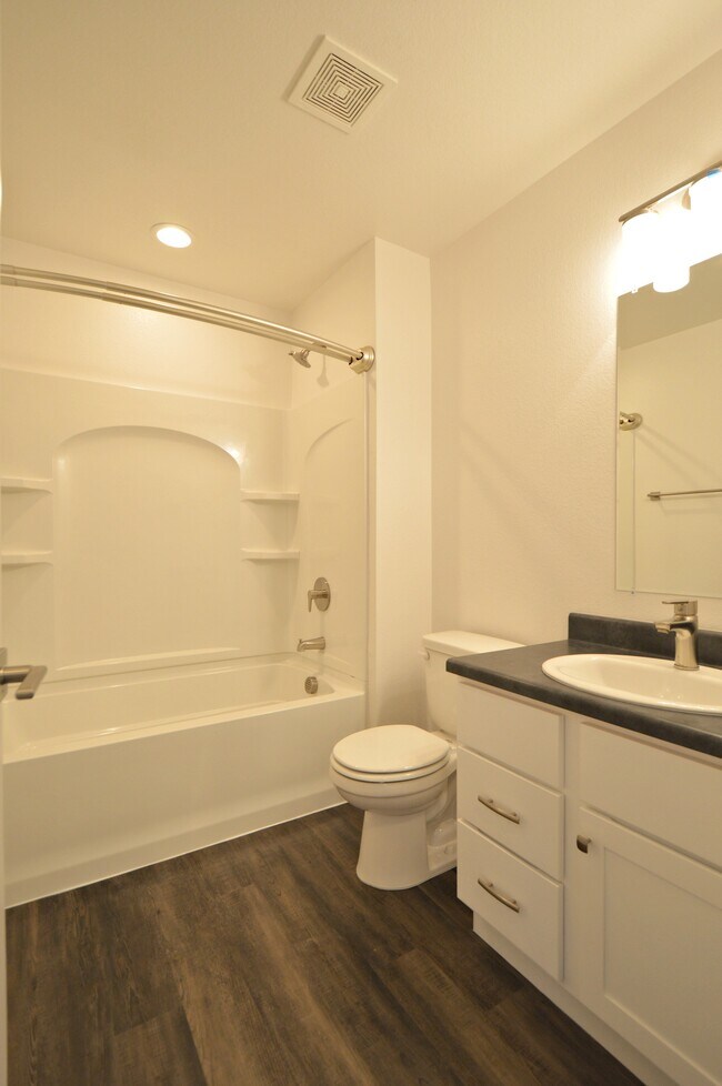 Building Photo - 100 Parkview Ct