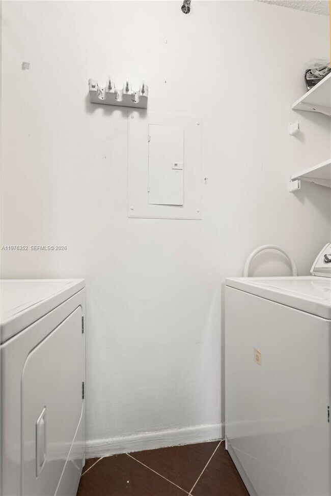 Building Photo - 19555 E Country Club Dr