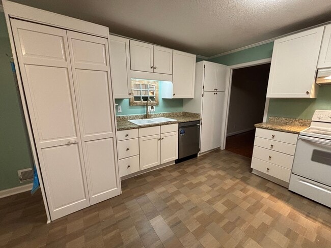 Building Photo - MOVE-IN READY IN FOREST ACRES!