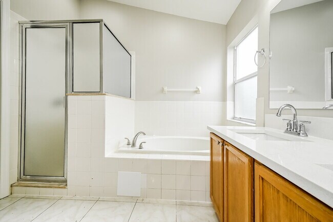 Building Photo - 4233 Hartford Lake Dr