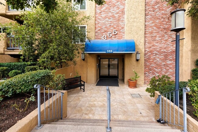 Building Photo - Gated Community 2 Bedroom 2 Bath Condo