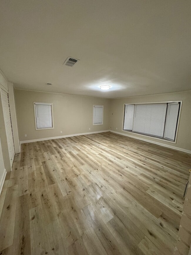 Building Photo - 111 Land Ct