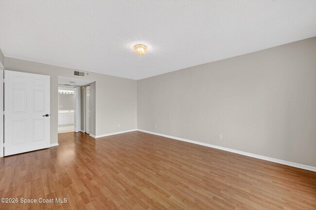 Building Photo - 102 Riverside Dr