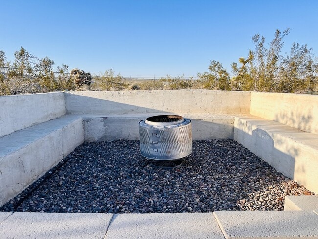 Building Photo - Gorgeous 3 bd, 2.5 ba on 1 acre