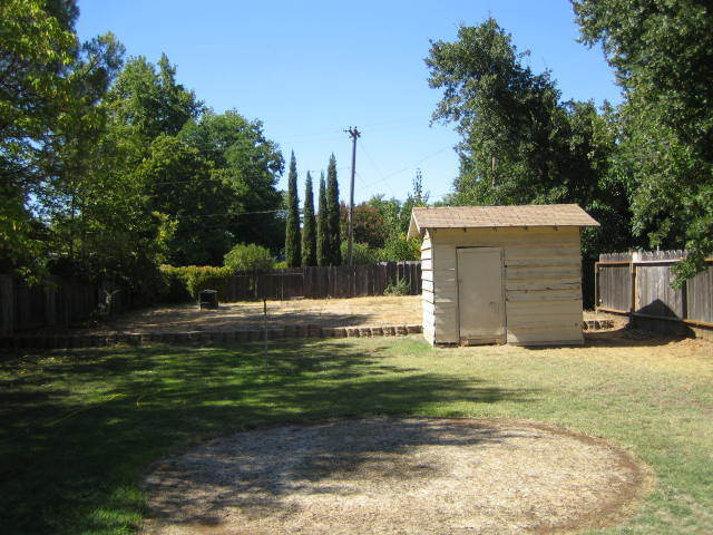 Building Photo - 2 bedroom 1 bath Cute home and Large Backy...