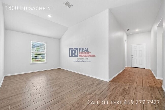 Building Photo - 1800 Huisache St