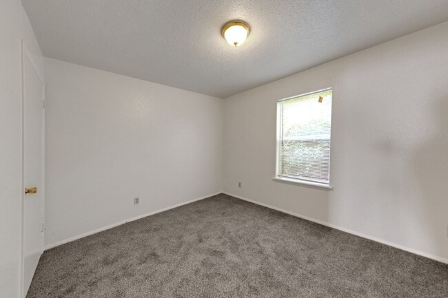 Building Photo - EMERALD EDGE APARTMENTS