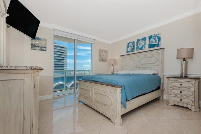 Building Photo - 8855 Collins Ave