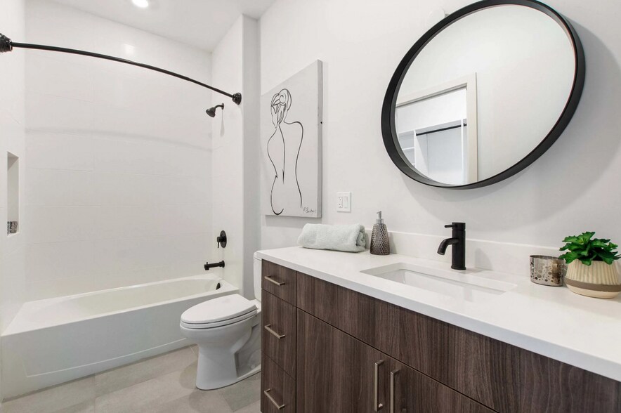 Building Photo - 948 W Sunnyside Ave