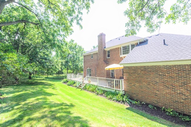 Building Photo - W280N1690 Golf View Dr