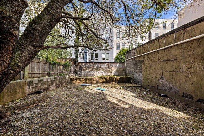 Building Photo - 513 Monroe St