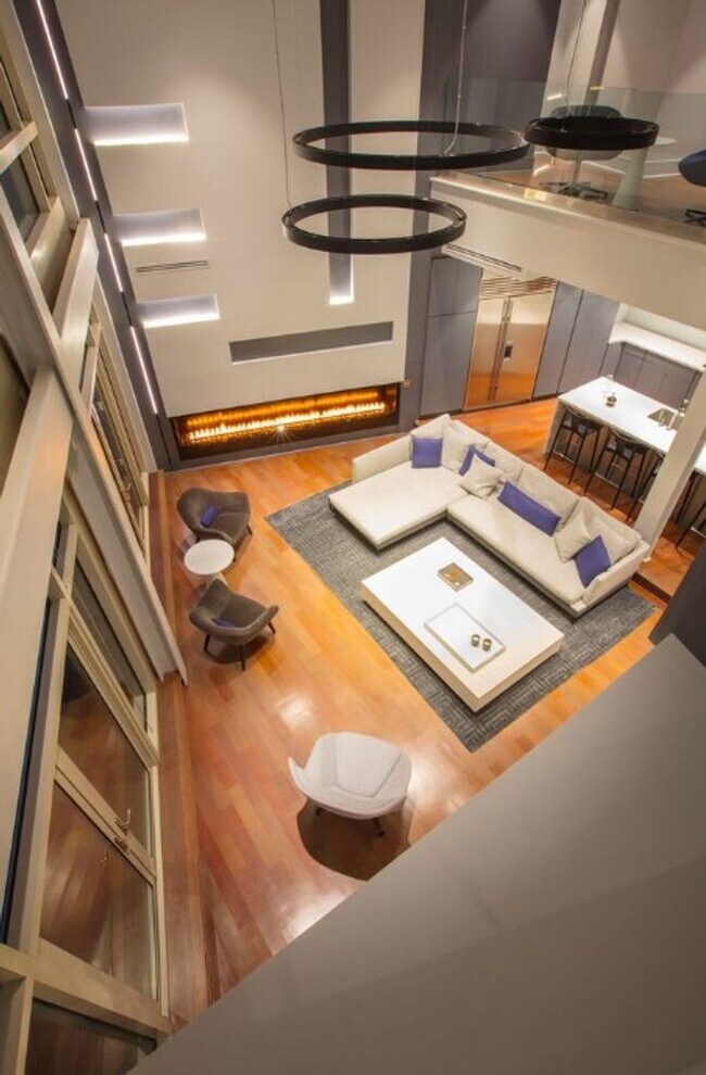 Building Photo - Stunning Views from this Spectacular and Stylish Penthouse in heart of Adams Morgan with PARKING.