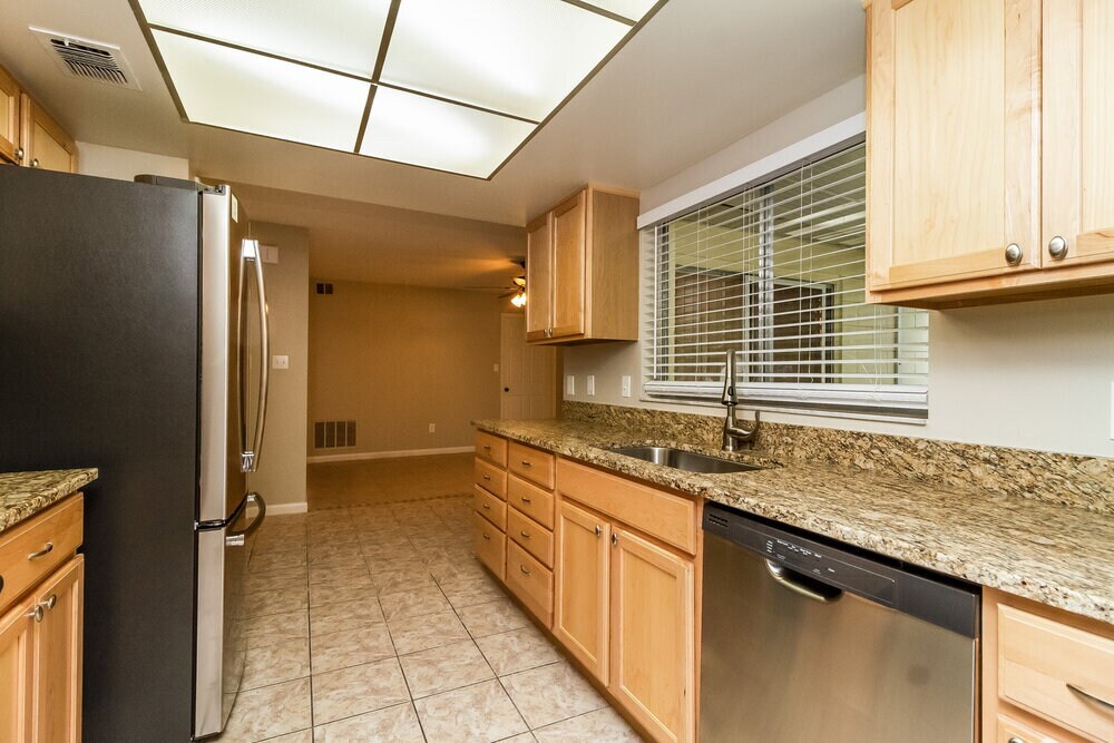 Building Photo - 2701 Kinnon Dr