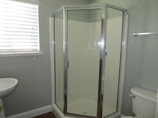 Building Photo - Like Brand New 4 Bedroom 3 Bath Beautiful ...