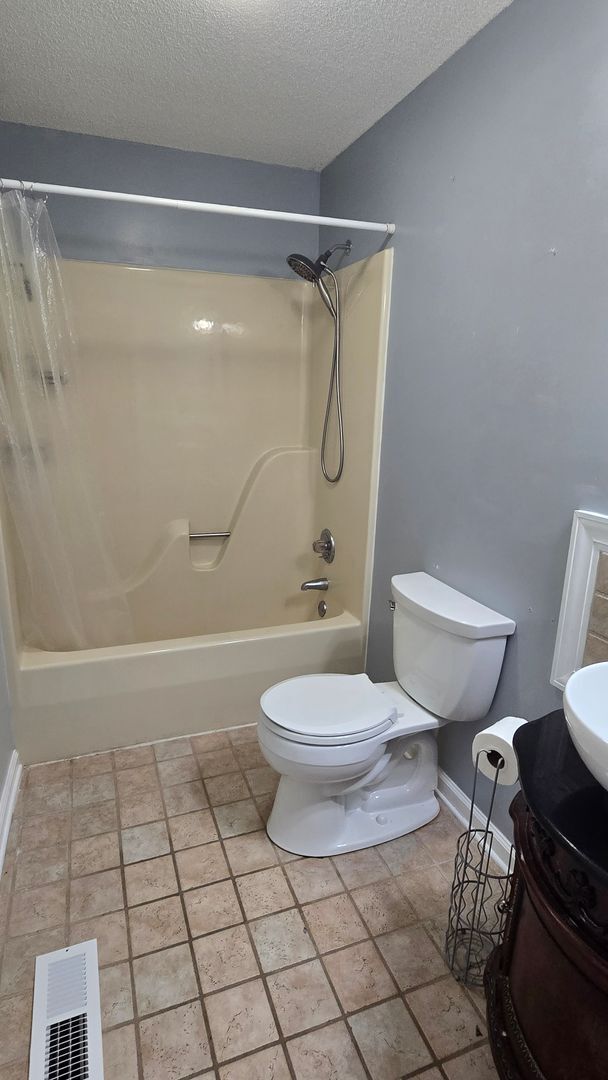 Building Photo - 4 Bedroom