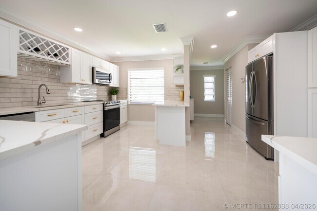 Building Photo - 8535 Casa Del Lago