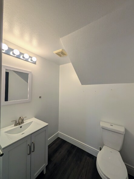 Building Photo - 200 Whispering Pine Pl