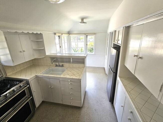 Building Photo - 8531 Rosewood Ave