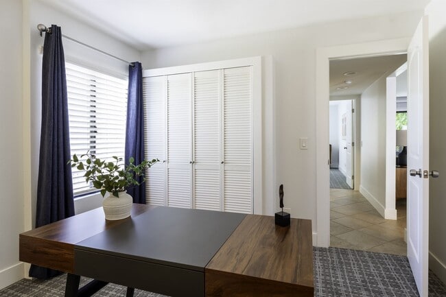 Building Photo - Serene Oasis Condo in Palm Springs (Monthly Only - No Long Term)