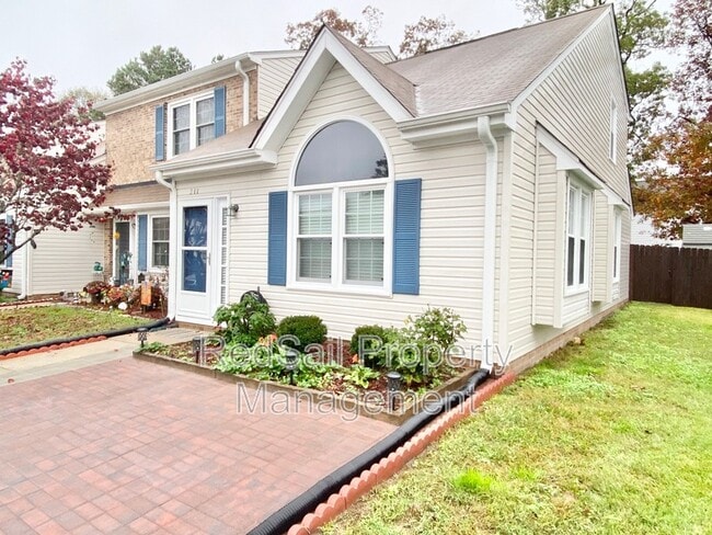 Building Photo - 211 Crestwood Ct