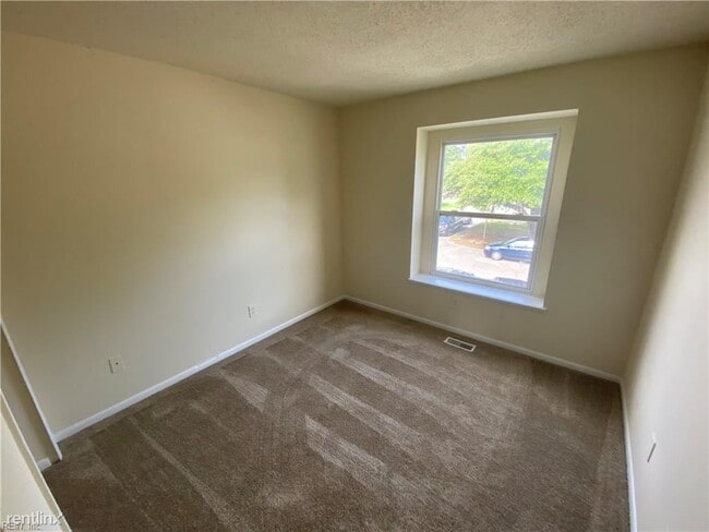 Building Photo - 3 br, 1.5 bath Townhome - 608 Chancery Sq