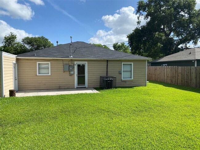 Building Photo - 5018 Kenilwood Dr