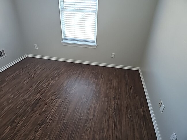 Building Photo - 4 Bedroom 2 Bath Duplex in Mustang!  $1270 Per month!