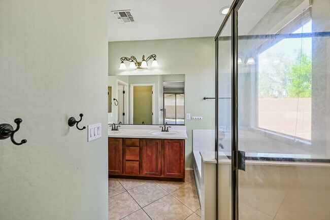 Building Photo - 3 bedroom 2 bath Home