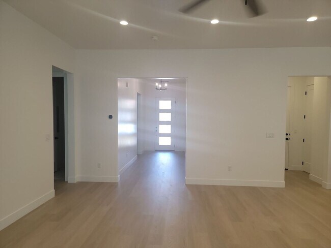 Building Photo - Bright and Spacious NEW 3 Bedroom Home!