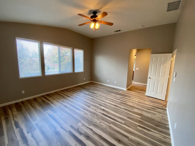 Building Photo - 1001 La Paloma St