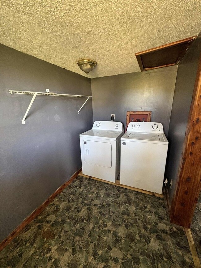 Building Photo - Peaceful Country Living