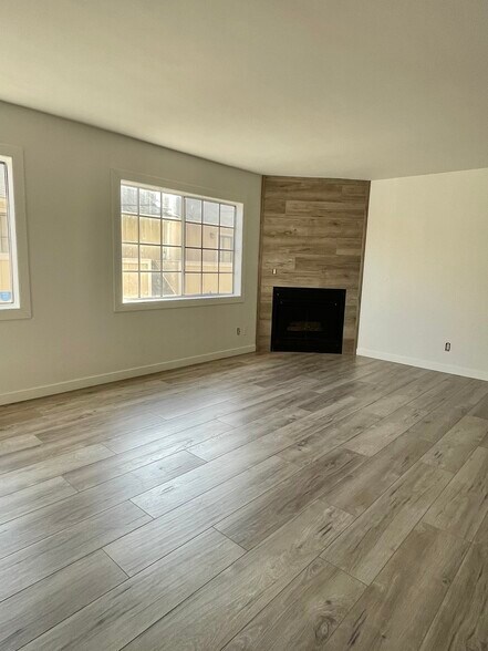 Building Photo - 7349 Balboa Blvd