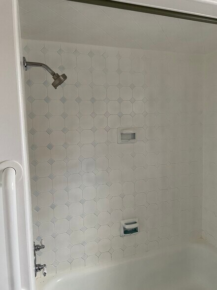 Building Photo - 526 Bank St