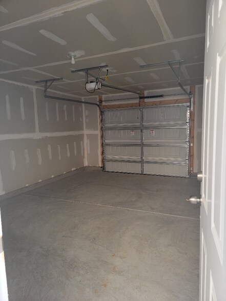 Building Photo - 15760 Country House St