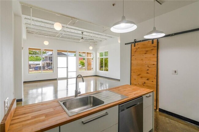 Building Photo - 2401 E 6th St