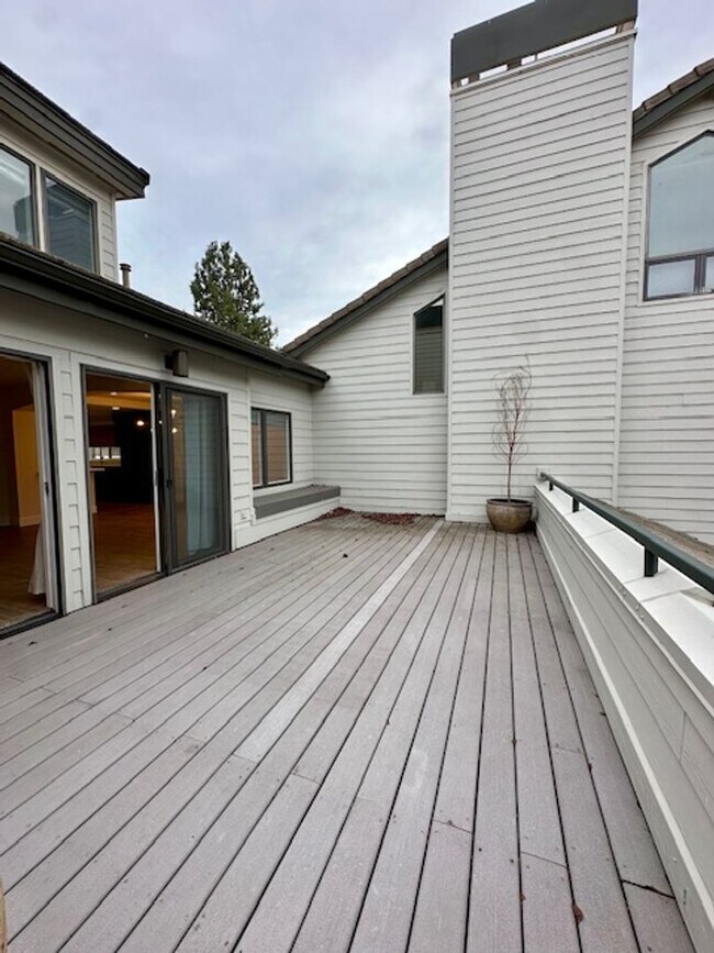 Building Photo - Riverfront Gated 2 Bedroom Luxury Condo!!