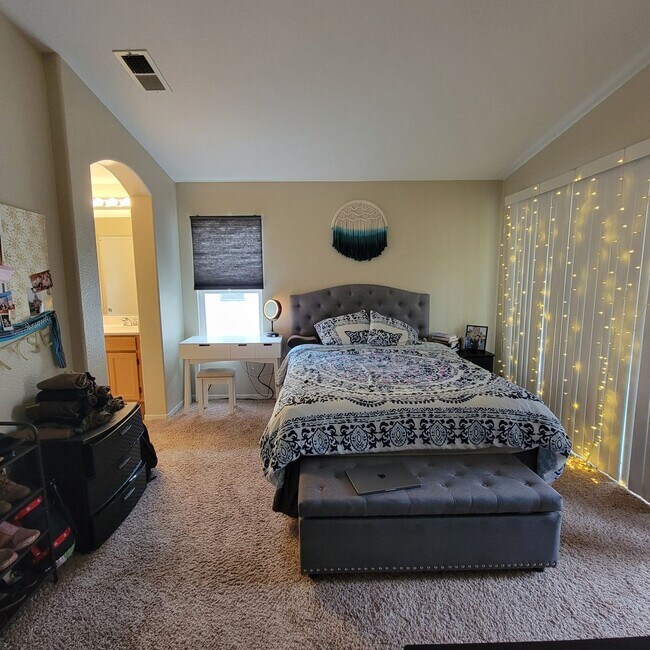 Building Photo - Otay Ranch - Gorgeous 2 Bed/2 Bath Condo w...
