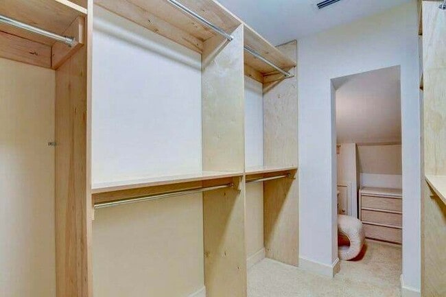 Building Photo - 1005 Russell Dr