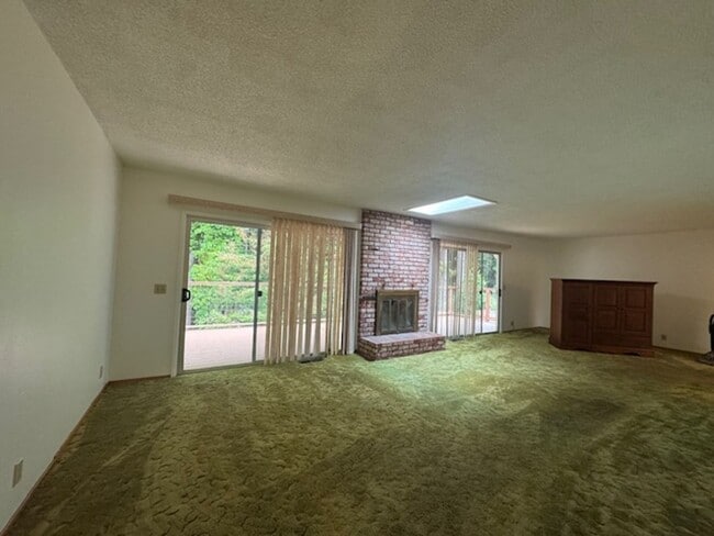 Building Photo - Well located, 4/2, Redwood views
