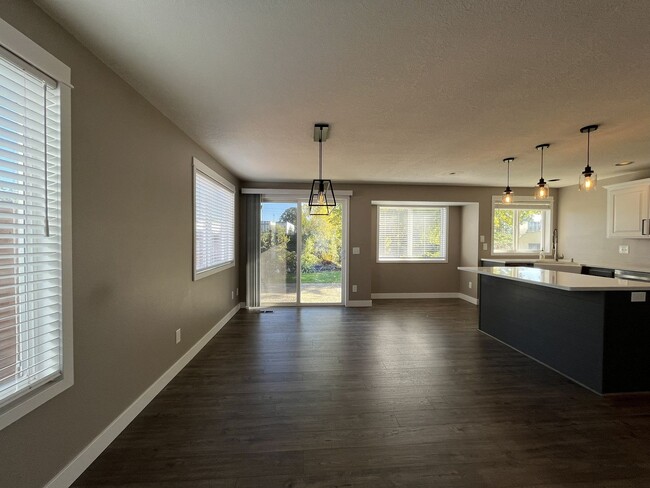 Building Photo - Beautiful Single-Level 3 Bedroom Home with Modern Kitchen and Open Floor Plan